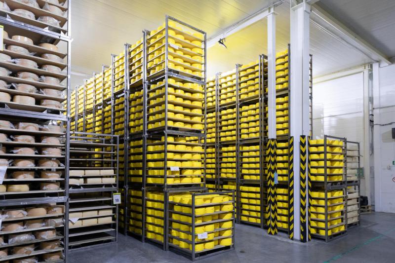 Prateleiras de aço: robustez e durabilidade para armazenar itens volumosos com segurança e eficiência.